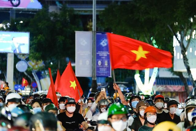 Người hâm mộ Việt Nam có một đêm không ngủ trước chiến tích của đội U23 Việt Nam ảnh 8