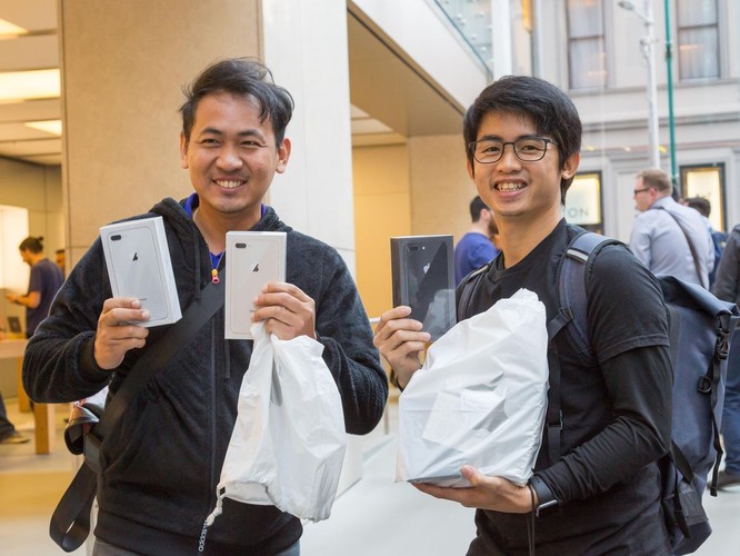 iPhone 8/ iPhone 8 Plus chính thức bán ra: nụ cười trên gương mặt người mua ảnh 4