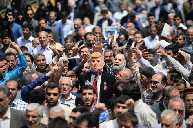 Người dân Iran tuần hành kêu gọi nước này ngừng tuân thủ thỏa thuận hạt nhân hồi tháng trước (Ảnh: Anadolu)