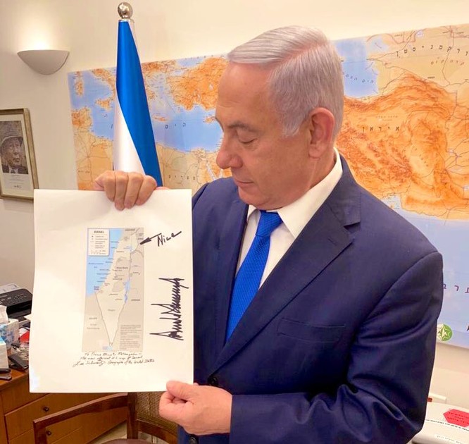 Ông Netanyahu cầm trên tay tấm bản đồ mà có chữ ký của ông Trump (Ảnh: Business Insider)
