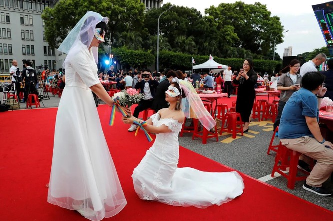 Một cặp mới cưới tạo dáng trong một sự kiện kết hôn tập thể ở Đài Bắc hôm 25/5 (Ảnh: Reuters)