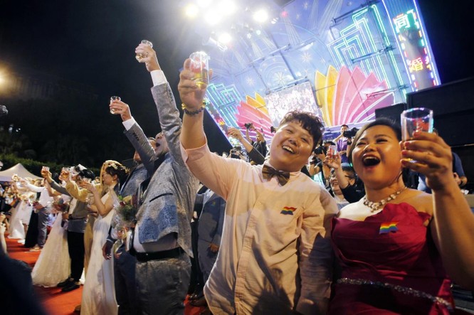 Các cặp đôi cùng nâng cốc chúc mừng hạnh phúc trong tiệc cưới tổ chức tại Đài Bắc hôm 25/5 (Ảnh: AP)