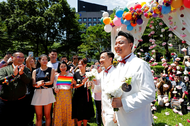 Các cặp đôi mới cưới tổ chức ăn mừng hoành tráng sau khi trao lời hẹn ước ở Đài Bắc hôm 24/5 (Ảnh: Reuters)