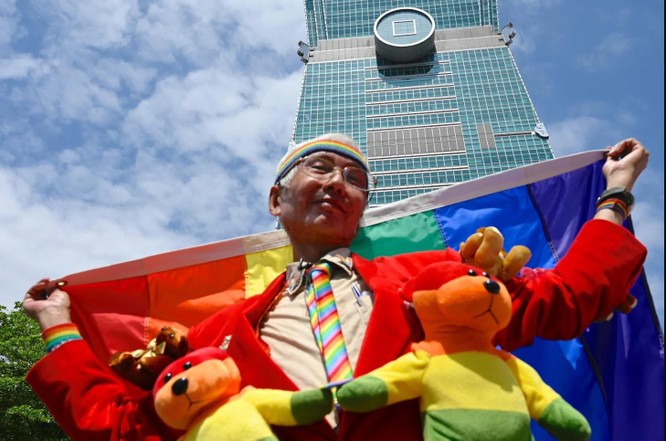 Một người khách chụp ảnh bên lề một tiệc cưới tổ chức trên tòa tháp Đài Bắc 101 hôm 24/5 (Ảnh AFP)