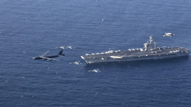 Máy bay ném bom B-52 trong bài tập phối hợp với tàu Lincoln (Ảnh: AP)