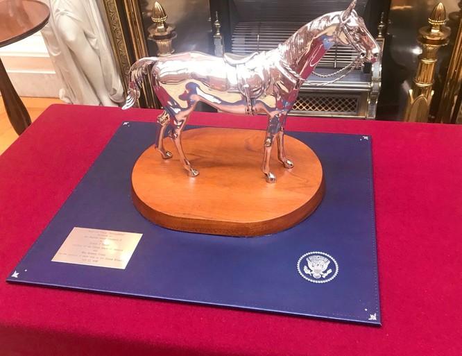 Tượng ngựa thiếc mà ông Trump tặng Nữ hoàng Anh trong lần gặp gần đây nhất (Ảnh: Newsweek)