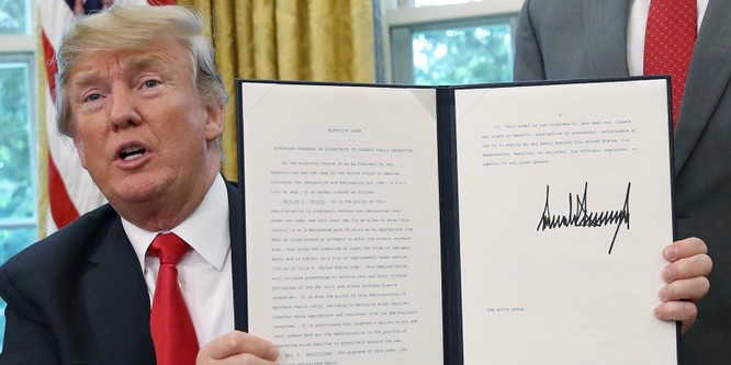Kiểu chữ ký đậm, có phần cứng nhắc của ông Trump thường bị đem ra làm bêu riếu (Ảnh: Getty)
