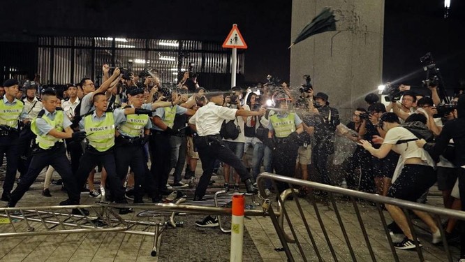 Cảnh sát sử dụng hoi cay để giải tán người biểu tình (Ảnh: AP)