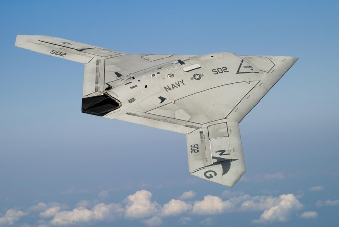 X-47B là mẫu phi cơ không người lái đầu tiên cất cánh, hạ cánh thành công trên tàu sân bay (Ảnh: AP)