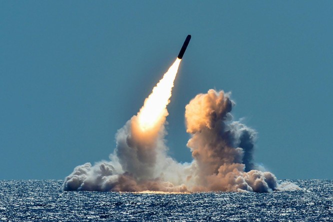 Tên lửa Trident II D5 đang được cải tiến để lắp đặt trên tàu ngầm lớp Columbia (Ảnh: National Interest)
