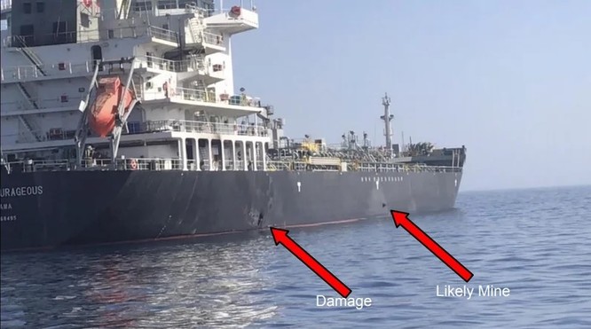 Bức ảnh quân đội Mỹ cung cấp ngày 13/6 cho thấy vết lõm trên thân tàu Kokuka Courageous gây ra do cái mà họ tin là mìn bám (Ảnh: Time)