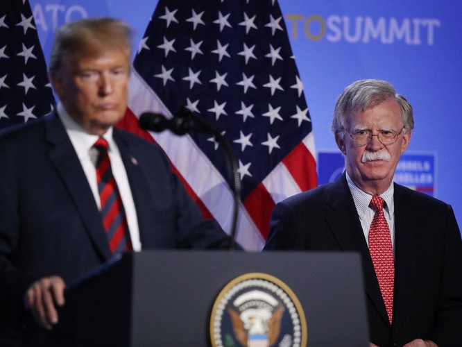 Cố vấn An ninh Quốc gia John Bolton (phải) là người kêu gọi thực hiện đòn tấn công Iran mạnh mẽ nhất (Ảnh: Independent)