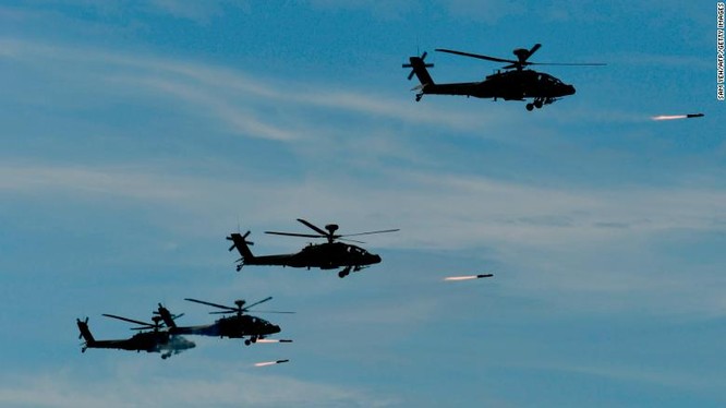 Trực thăng chiến đấu Apache do Mỹ sản xuất tham gia cuộc tập trận 