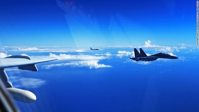 Phi cơ Su-30 của Trung Quốc bay trên biển Thái Bình Dương năm 2016 (Ảnh: CNN)