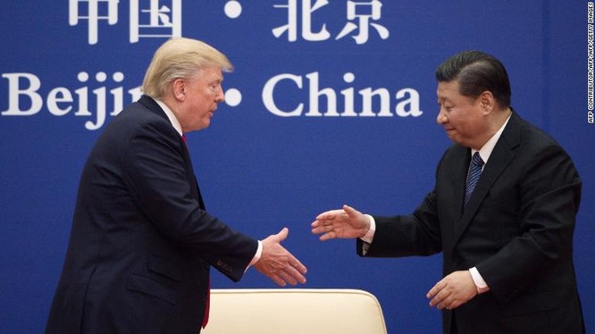 Lãnh đạo Mỹ, Trung bắt tay nhau trong một sự kiện lãnh đạo doanh nghiệp tổ chức tại Bắc Kinh ngày 9/11/2017 (Ảnh: CNN)