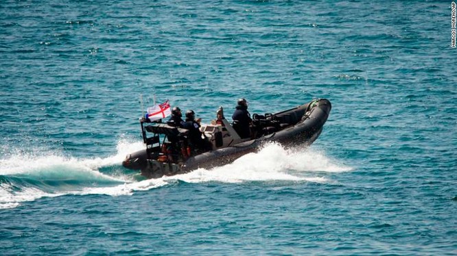 Hải quân Hoàng gia Anh tiếp cận tàu Grace 1 vào sáng hôm thứ Năm (Ảnh: CNN)