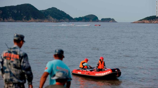Lực lượng chức năng thực hiện chiến dịch tìm kiếm trên vùng biển của Tượng Sơn (Ảnh: CNN)