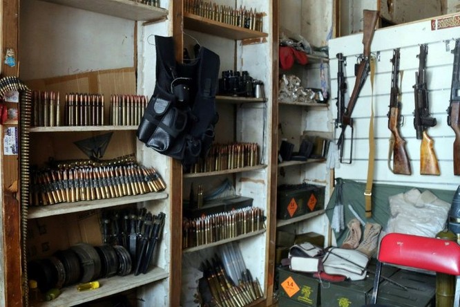 Nhiều cửa hàng bán đồ thủ công chuyển thành cửa hàng súng đạn (Ảnh: AFP)