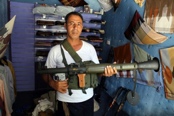 Bên trong một cửa hàng vũ khí (Ảnh: AFP)