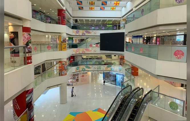 Các cửa hàng bán lẻ vắng khách bên trong một trung tâm thương mại ở Yuen Long, Hong Kong (Ảnh: Reuters)