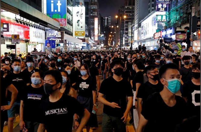 Người biểu tình tuần hành tại khu du lịch Nathan Road hôm 7/7 (Ảnh: Reuters)