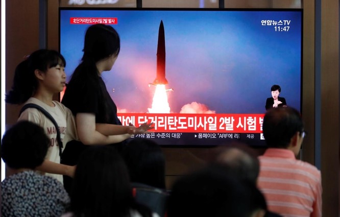 Người dân Hàn Quốc theo dõi vụ phóng tên lửa mới nhất của Triều Tiên qua truyền hình (Ảnh: Reuters)