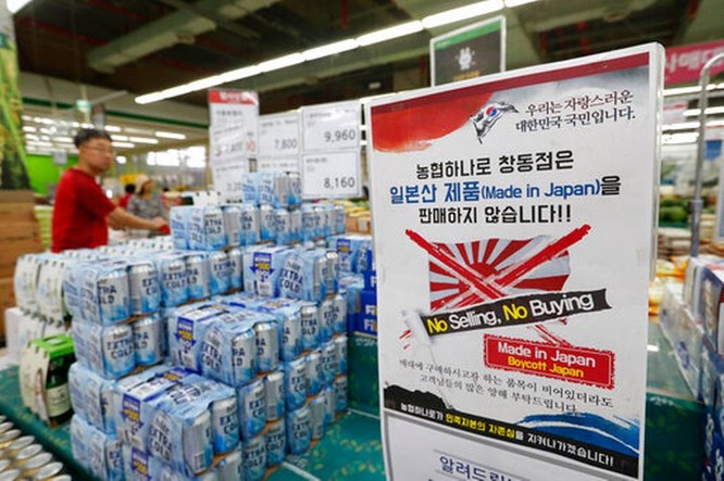 Một tấm biển kêu gọi tẩy chay hàng hóa Nhật Bản xuất hiện tại một siêu thị ở Hàn Quốc (Ảnh: AFP)