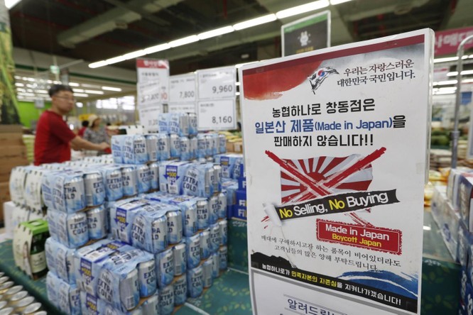 Một tấm biển kêu gọi người dân tẩy chay hàng hóa Nhật trong một siêu thị tại Seoul, Hàn Quốc (Ảnh: LATimes)