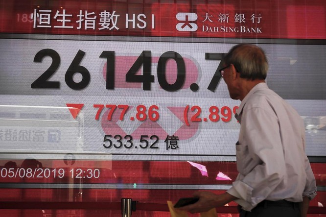 Thị trường cổ phiếu Hong Kong suy giảm trong phiên giao dịch hôm đầu tuần này (Ảnh: AP)