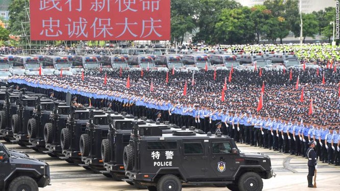 Lực lượng cảnh sát vũ trang Trung Quốc trong cuộc diễn tập trấn áp người biểu tình ở Thâm Quyến (Ảnh: CNN)