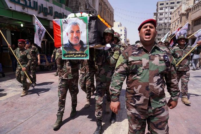 Các thành viên của lực lượng PMF ở Iraq trong đám tang các thành viên bị thiệt mạng trong cuộc không kích do Israel thực hiện (Ảnh: AFP)