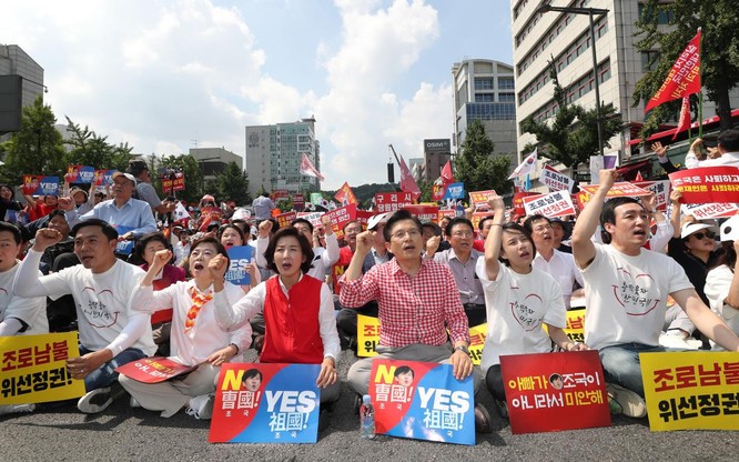 Nhiều người dân biểu tình phản đối việc chỉ định ông Cho (Ảnh: Getty)