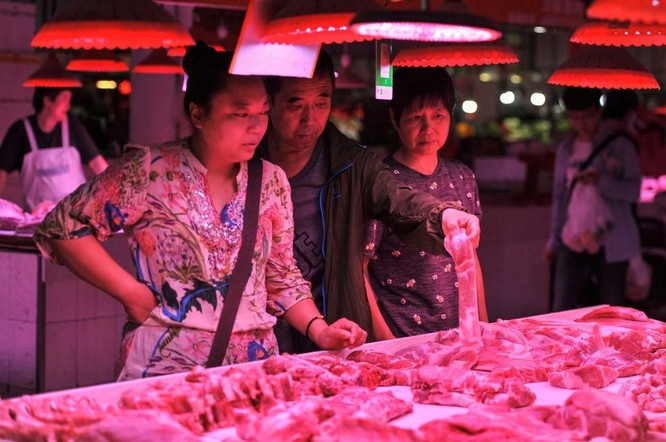 Khách hàng mua thịt lợn tại một chợ truyền thống ở Bắc Kinh hôm 5/9 (Ảnh: AFP)