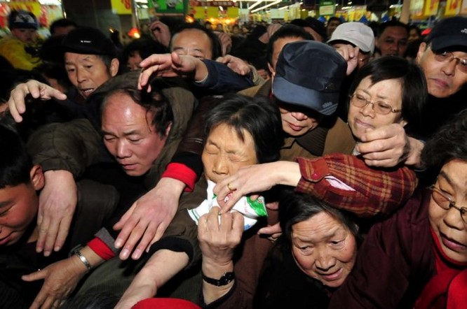 Người dân ở thành phố Lan Châu, Cam Túc, Trung Quốc tranh nhau mua muối i-ốt chỉ vài ngày sau thảm họa hạt nhân Fukushima (Ảnh: Chinasmack)