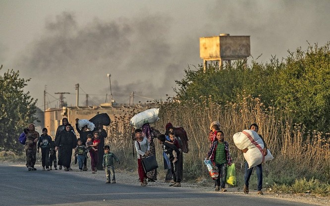 Chiến sự bùng phát, thường dân Kurd lại phải bỏ nhà cửa tháo chạy (Ảnh: Getty)
