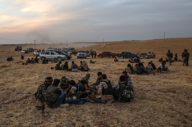 Các lực lượng do Thổ Nhĩ Kỳ dẫn đầu tập trung ở ngoại ô Manbij chiều tối hôm 14/10 (Ảnh: CNBC)
