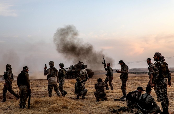 Lực lượng Thổ Nhĩ Kỳ cùng đồng minh ở Syria tập trung ở ngoại ô Manbij hôm 14/10 (Ảnh: NBC)