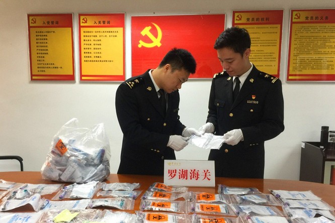 Lực lượng hải quan Trung Quốc thu giữ 142 ống máu xét nghiệm từ ba-lô của bé gái 12 tuổi tại cửa khẩu La Hồ (Ảnh: SCMP)