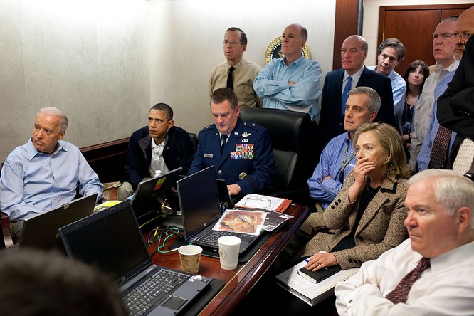 Bức ảnh chụp ông Obama cùng các lãnh đạo cấp cao theo dõi cuộc đột kích trùm khủng bố Osama bin Laden trong Phòng Tình huống năm 2011 (Ảnh: Newsweek)