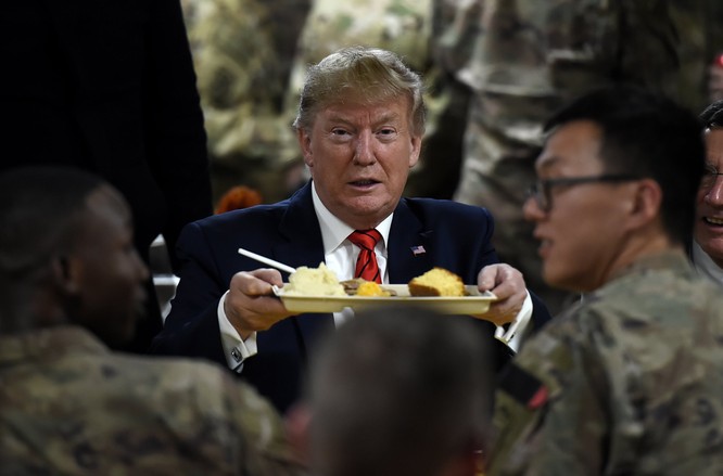 Tổng thống Trump nhận suất ăn của mình tại căn cứ không quân Bagram, Afghanistan (Ảnh: Independent)