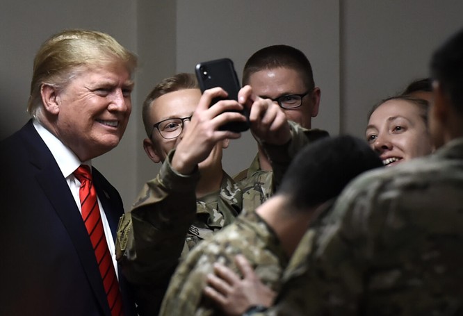 Chụp ảnh selfie cùng các binh sĩ (Ảnh: EpochTimes)