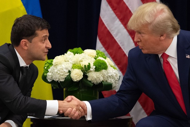Tổng thống Trump và người đồng cấp Ukraine Zelensky trong một cuộc gặp (Ảnh: Vox)