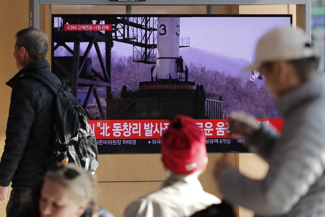 Người dân Hàn Quốc theo dõi một vụ phóng của Triều Tiên qua truyền hình (Ảnh: Yonhap)