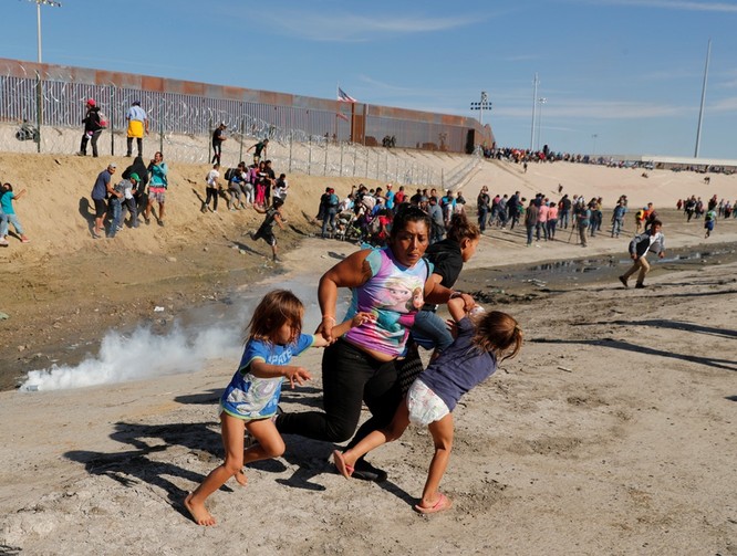 Người di cư tháo chạy khỏi lực lượng tuần biên tại khu vực biên giới giữa Mỹ và Mexico (Ảnh: Reuters)