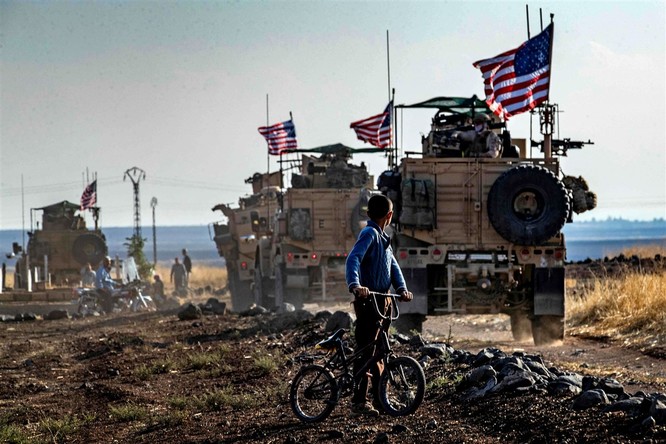 Đoàn xe tuần tra của quân đội Mỹ tại khu vực gần biên giới Syria-Thổ Nhĩ Kỳ ngày 31/10/2019 (Ảnh: NBC)