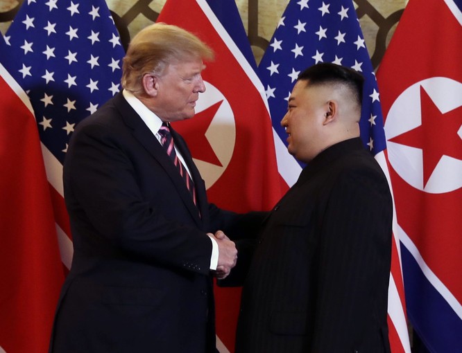 Tổng thống Mỹ Donald Trump bắt tay Chủ tịch Triều Tiên Kim Jong-un tại Hội nghị thượng đỉnh Mỹ-Triều tổ chức tại Hà Nội (Ảnh: CNBC)