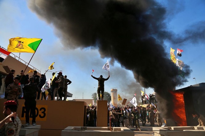 Người biểu tình bao vây bên ngoài Đại sứ quán Mỹ tại Baghdad, Iraq (Ảnh: Vox)