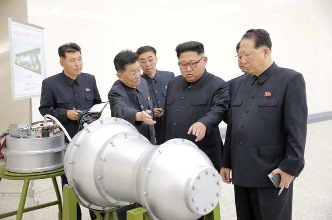 Ông Kim Jong-un trong lúc đưa ra chỉ đạo về chương trình phát triển hạt nhân trong chuyến thị sát ngày 3/9/2017 (Ảnh: KCNA)