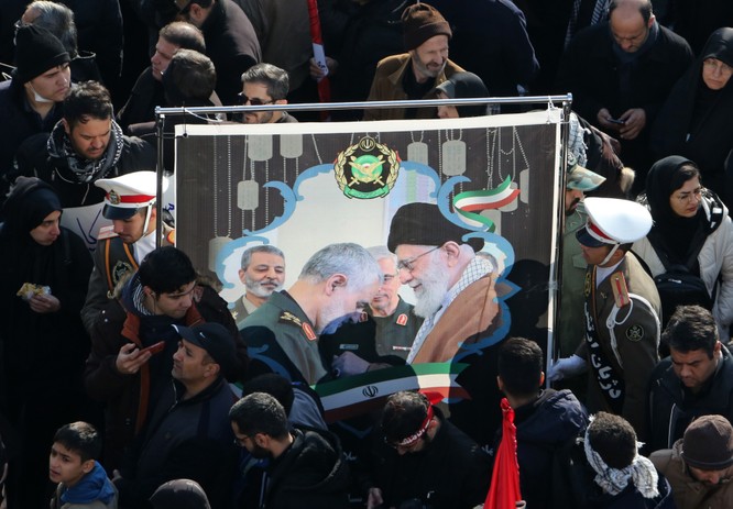 Người dân Iran giơ cao tấm ảnh lớn có hình Lãnh tụ tối cao Khamenei và tướng Qasem Soleimani (Ảnh: CNN)