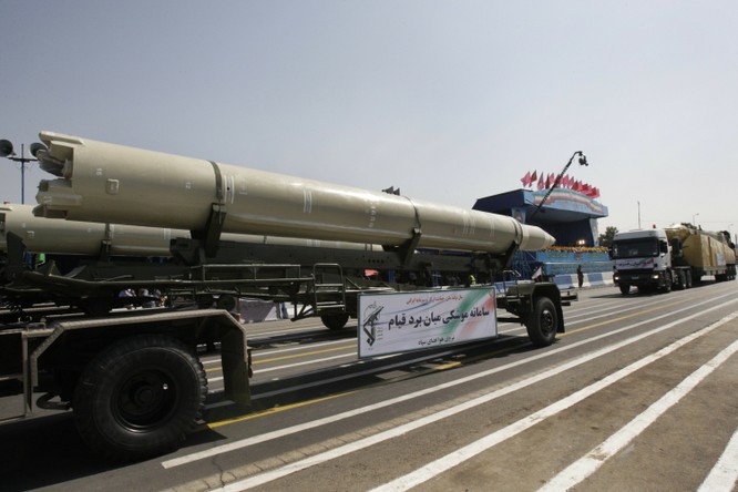 Tên lửa Qiam của Iran xuất hiện trong trong một cuộc diễu binh tại Tehran (Ảnh: AP)